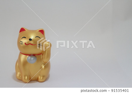 Invited cats and cat figurines that bring good fortune to a white background Invited cats and cat figurines that bring good fortune to a white background 91535401