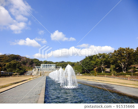 初夏在明石海釣公園等待漏油的蒼鷺 91535666