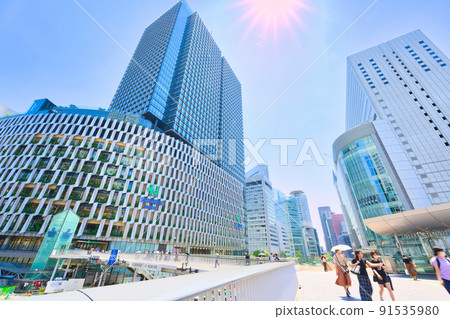 [Osaka] July ・ Shopping in front of Osaka Station on a refreshing blue sky holiday 91535980