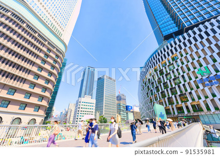 [大阪] 7月·在清新的藍天假期在大阪站前購物 91535981