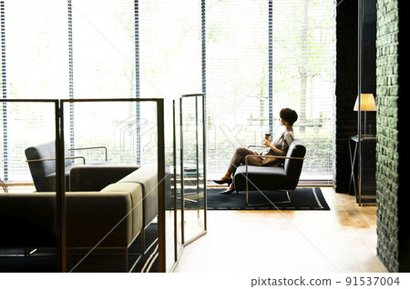 Business women office lobby relaxing break 91537004