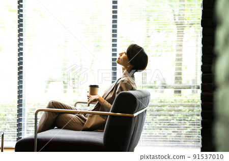 Business women office lobby relaxing break 91537010
