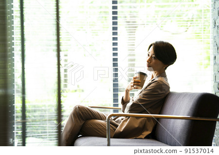 商務女性辦公室大廳放鬆休息 91537014