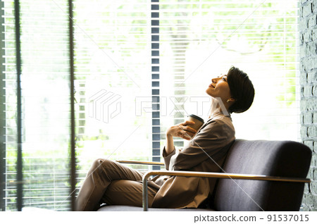 Business women office lobby relaxing break 91537015