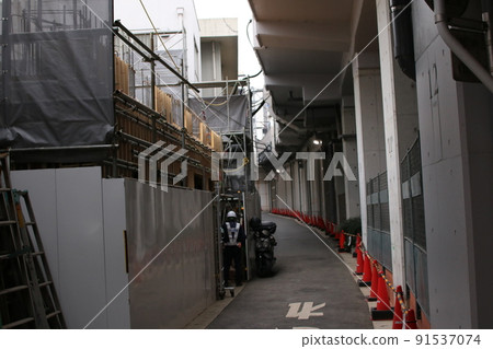 立交橋下的施工現場:保安人員的背影 立交橋下的施工現場:保安人員的背影 91537074