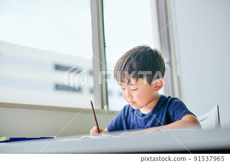 在筆記本上寫字的小學生 91537965