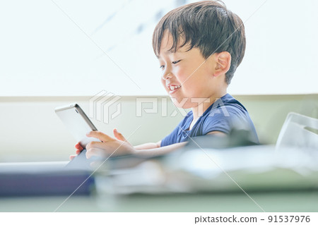 小學生在平板電腦上在線學習 小學生在平板電腦上在線學習 91537976