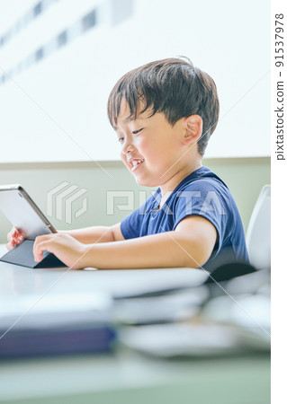 小學生在平板電腦上在線學習 91537978