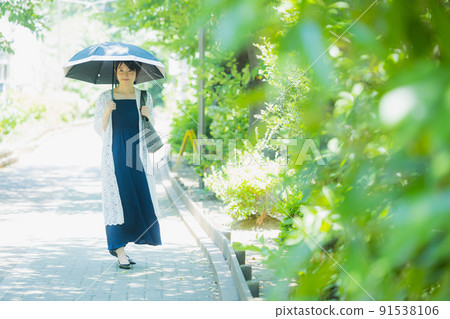 Middle woman in parasol Middle woman in parasol 91538106