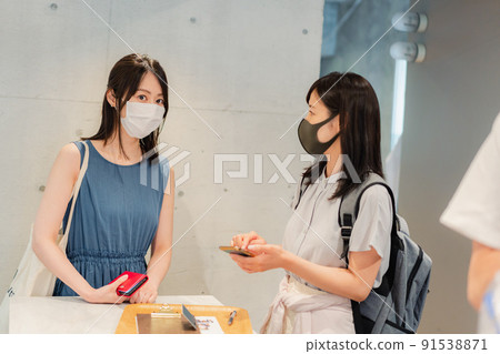 戴口罩說話的大學生 戴口罩說話的大學生 91538871