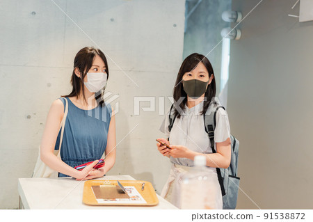 戴口罩說話的大學生 91538872