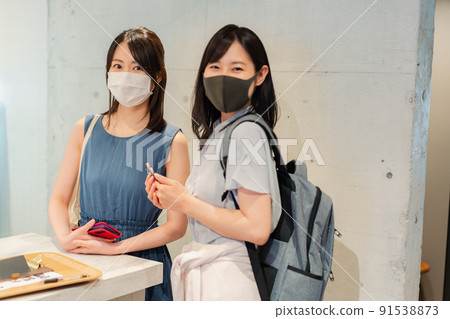 戴口罩說話的大學生 戴口罩說話的大學生 91538873