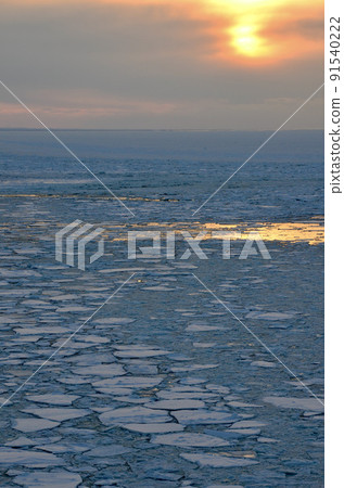 Drift ice at dusk 91540222