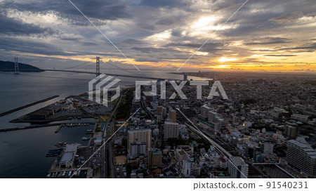從神戶樽海區上空看到的明石海峽大橋的夜景 從神戶樽海區上空看到的明石海峽大橋的夜景 91540231