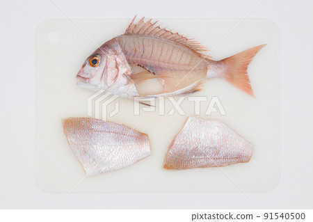 Natural red sea bream grated into three pieces 91540500