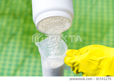 addition of chlorine powder for the pool to remove algae and disinfect water. inflatable swimming pool care concept. 91541270