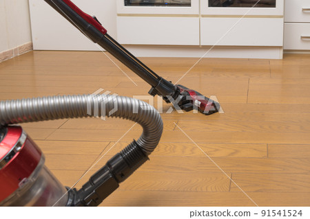 [Middle housewife cleaning flooring with a cyclone cleaner] 91541524