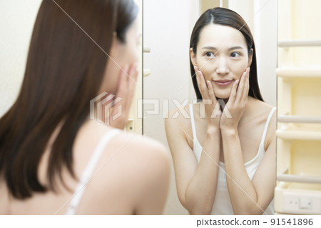 看鏡子和微笑的婦女 91541896