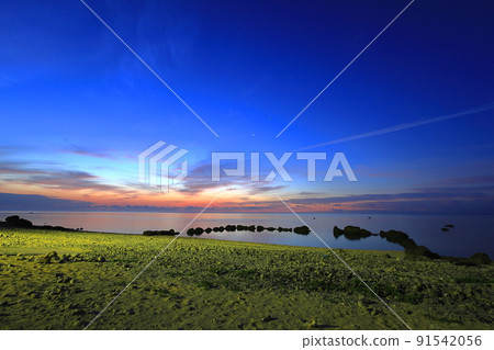 Superb view! Before sunrise on Ishigaki Island Shiraho Beach Superb view! Before sunrise on Ishigaki Island Shiraho Beach 91542056