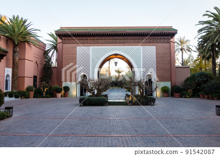 摩洛哥馬拉喀什市的天際線，在一家歷史悠久的華麗酒店的入口處，擁有紅棕色的牆壁和瓷磚大門 91542087