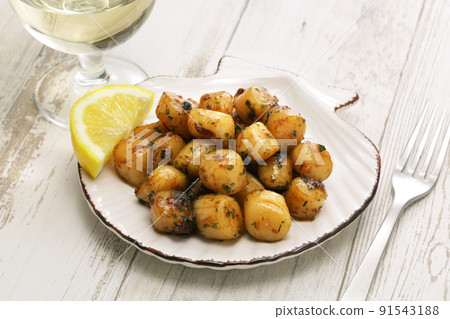 Stir-fried baby scallops with garlic butter and soy sauce 91543188
