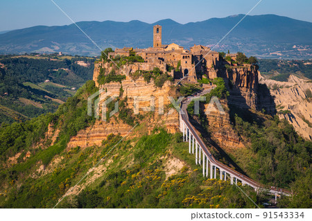Amazing view with Civita di Bagnoregio village on the cliff Amazing view with Civita di Bagnoregio village on the cliff 91543334