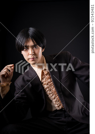 Cool men's fashion portrait retro frilled shirt 91543481