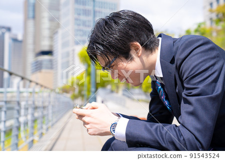 Portrait of a man who is addicted to social games Savory man 91543524