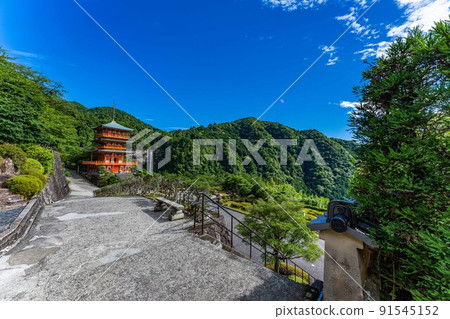 那智青岸渡寺三重塔和那智瀑布 那智青岸渡寺三重塔和那智瀑布 91545152