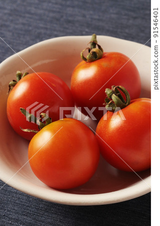 Home-grown medium-sized tomatoes (Frutica) Home-grown medium-sized tomatoes (Frutica) 91546401
