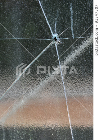 破碎的窗戶玻璃 91547307