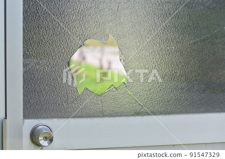 破碎的窗戶玻璃 91547329