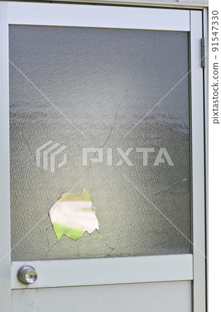 破碎的窗戶玻璃 破碎的窗戶玻璃 91547330