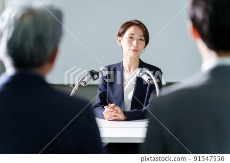 Business woman holding a press conference 91547550