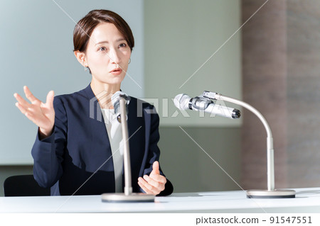 Business woman holding a press conference 91547551