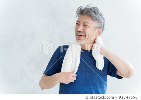 Middle man who wipes sweat and relaxes 91547556