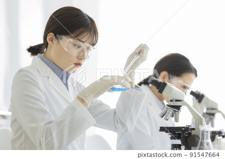 穿著白大褂的女性實驗做研究 91547664