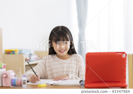 在平板電腦上學習的女小學生 91547984