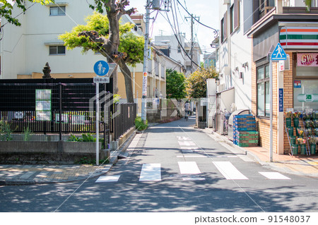 Next to the convenience store in Gotenzaka / Arakawa-ku, Tokyo Next to the convenience store in Gotenzaka / Arakawa-ku, Tokyo 91548037