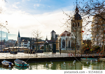 Annecy old town cityscape and Thiou river view and bridge Annecy old town cityscape and Thiou river view and bridge 91548818