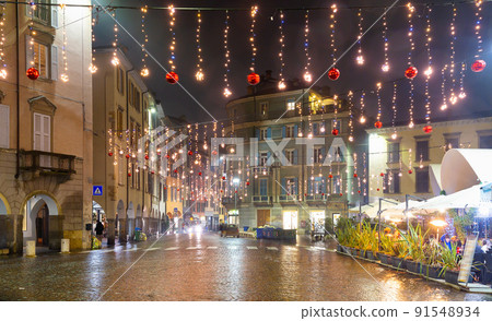 Night view of Bergamo, Lombardia, Italy 91548934