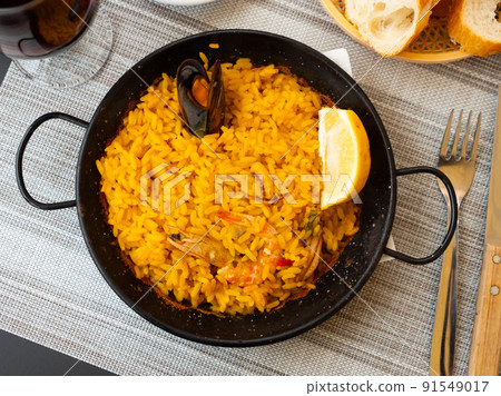 Paella marinera with shrimps and mussels served on iron frypan 91549017