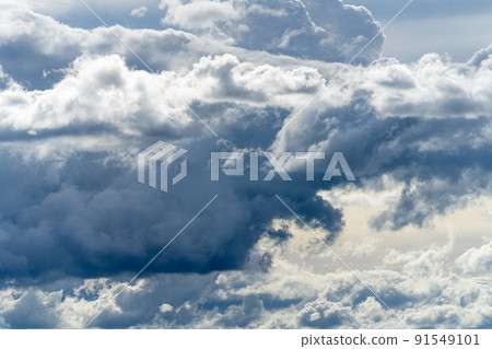 颱風來襲時神秘的雲和天空 91549101