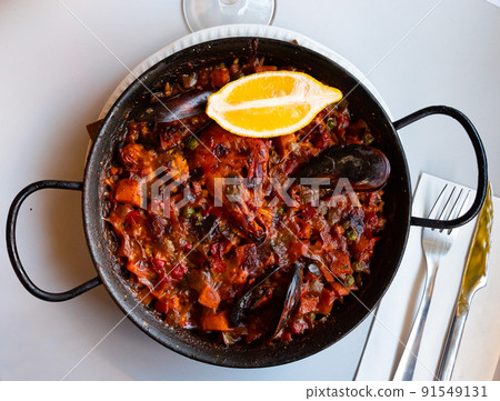 Portion of fresh seafood paella 91549131