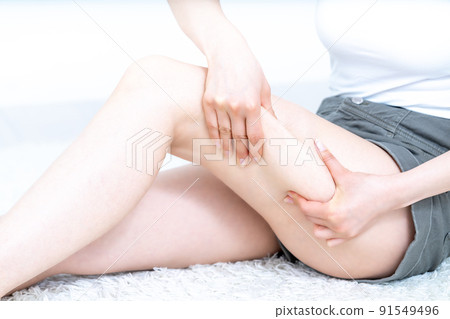 女性為自己的大腿做自我護理[切割部分] 91549496