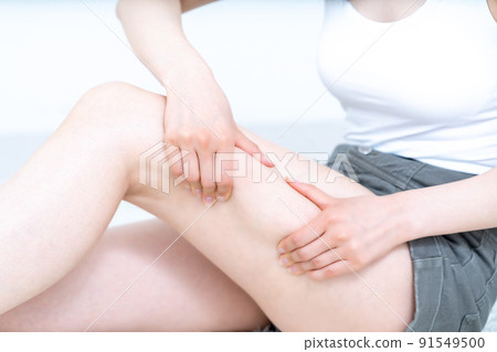 Women doing self-care for their thighs [Parts cut] 91549500