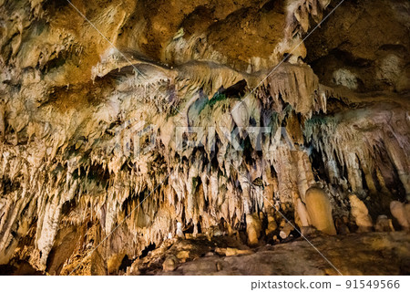 石垣島石灰岩洞穴中的鐘乳石 91549566
