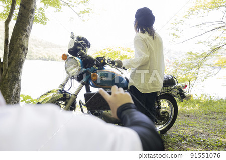 自行車女孩形象：一位年輕女子讓男友和她的自行車合影 91551076