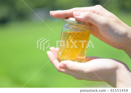 我手中的瓶裝蜂蜜 91551459