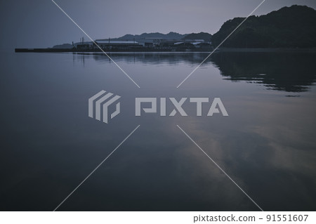 Morning in a small harbor 91551607